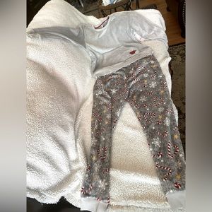 Christmas Joyspun Women’s Pajama Set!!! (top & bottom) NWT Super soft and comfy!